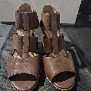 Abella True Comfort Brown Heeled Sandals Size 7.5 Stretch Straps